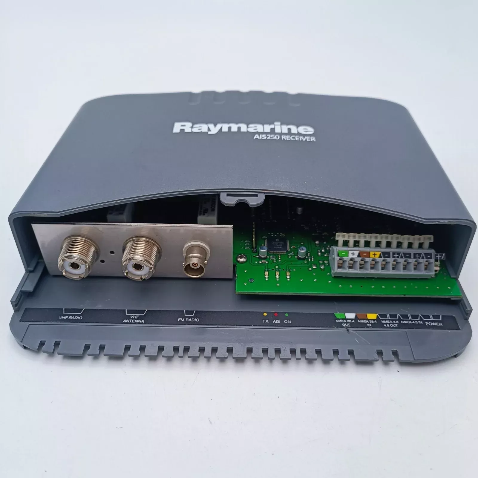 Raymarine AIS 250 RECEIVER E03015 AIS250 SeaTalk f/C70 C80 E80 E120 MFD Plotter
